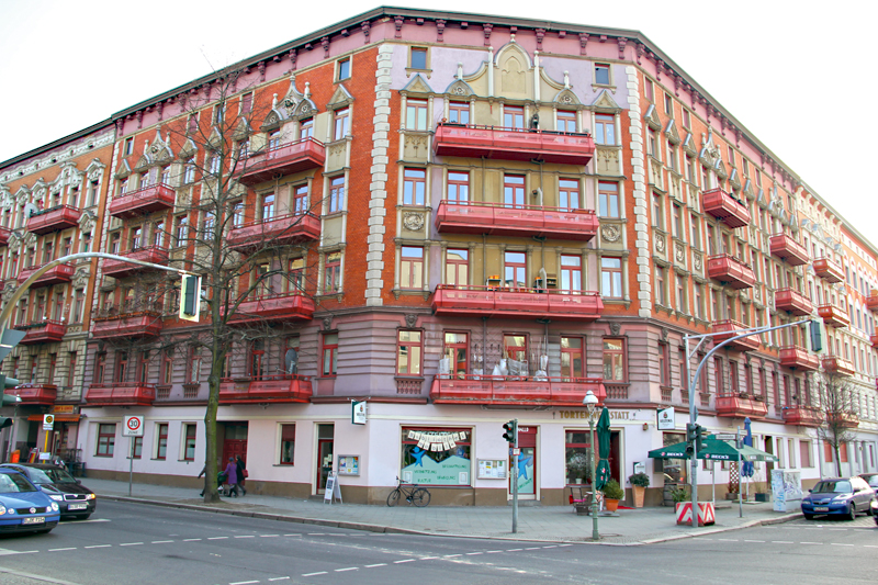 Der Senior am Platz: Das Haus mit der auffälligen Fassade beherbergt heute das Freizeiteck und die Tortenwerkstatt. Foto: Dominique Hensel