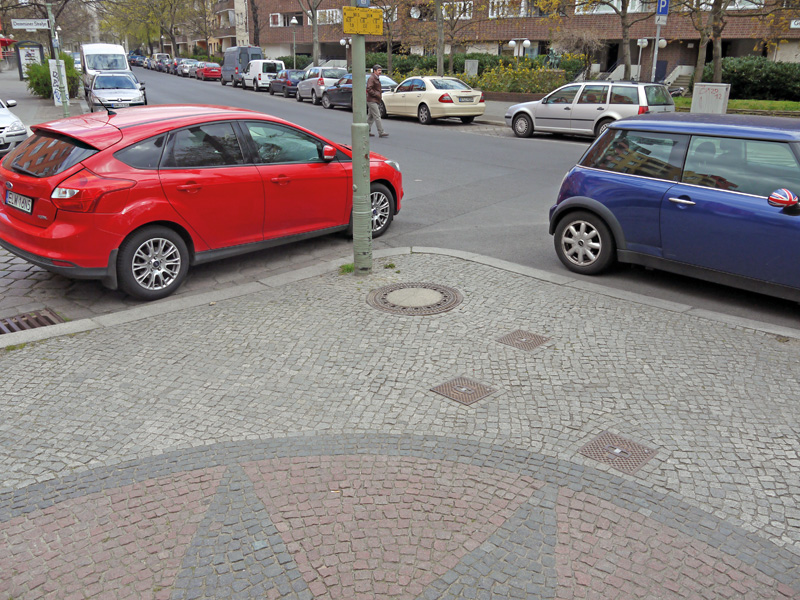 Abgesenkter Bordstein – zugeparkt. Foto: Alex Koch