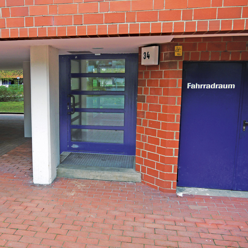 Innen Fahrstuhl, außen Stufe. Foto: Alex Koch