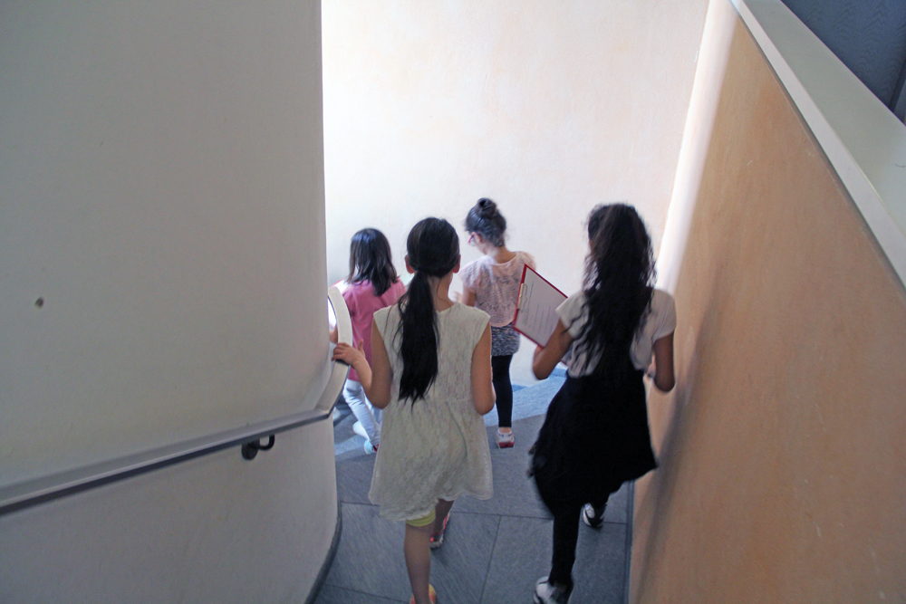 Kinder der Heinrich-Seidel-Grundschule erkunden die Bibliothek am Luisenbad. Foto: Hensel