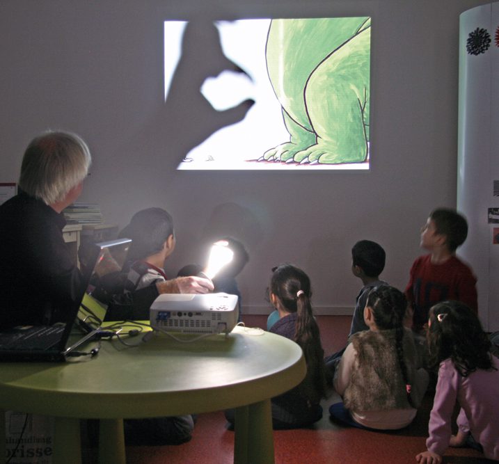 Eine Vorstellung des zweisprachigen Bilderbuchkinos im Familienzentrum Wattstraße. Foto: D. Hensel