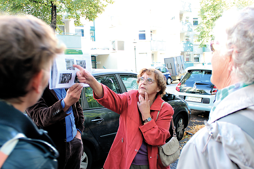 Zeitzeugin Margot Visser erklärt, was auf den historischen Fotos zu sehen ist. Foto: Stefanie Ostertag