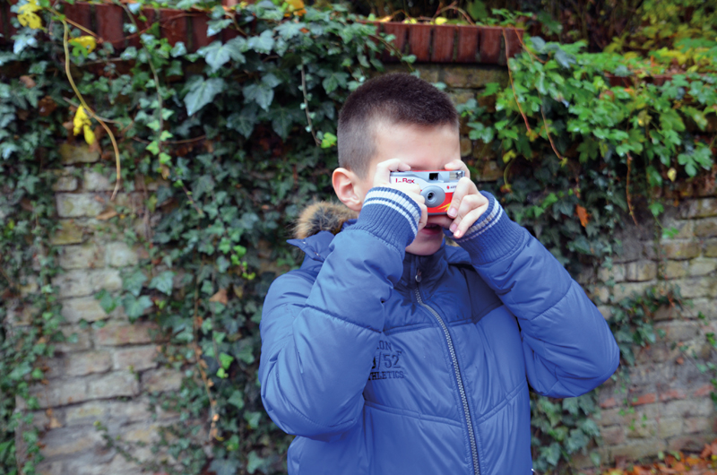 Ein Kind macht Fotos. Foto: Theresa Rüster