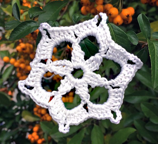 Anleitung: Schneeflocken selber häkeln