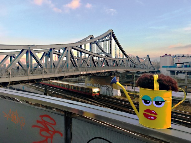 Das ist Giessela, das Maskottchen für die Brunnengärten, hier an der Swinemünder Brücke.  Foto: gruppe F