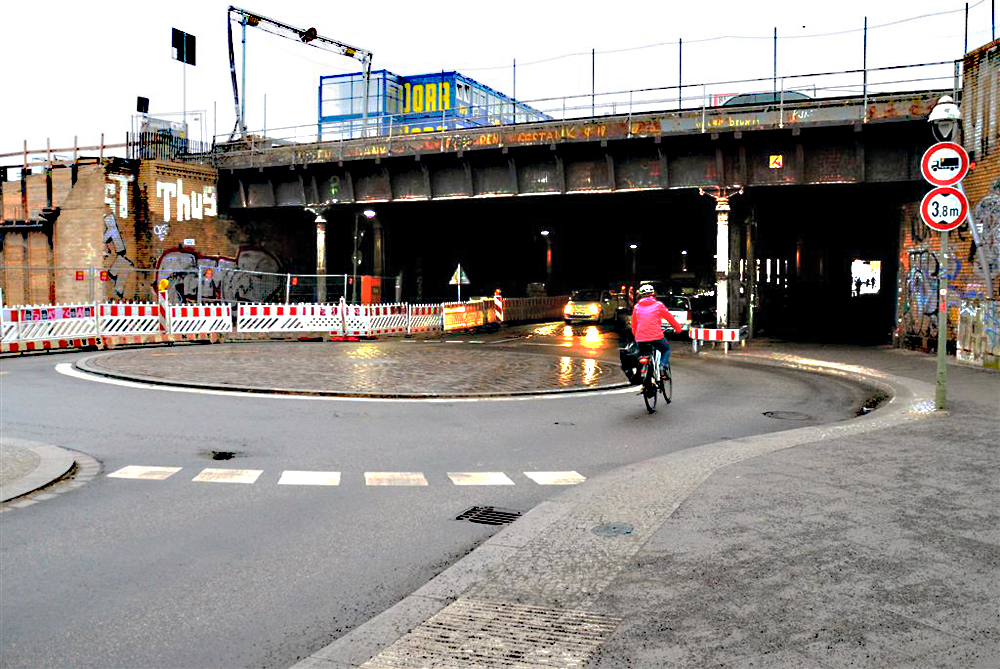 Radfahrer im Kreisverkehr an der Gleim-Oase. Foto: Michael Becker