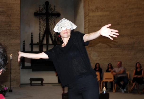 Performance in der Kapelle der Versöhnung. Foto: Michael Becker