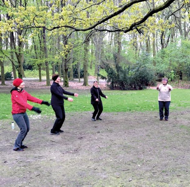 Einer der Sportkurse: Heigln im Humboldthain. Foto: Susanne Bürger