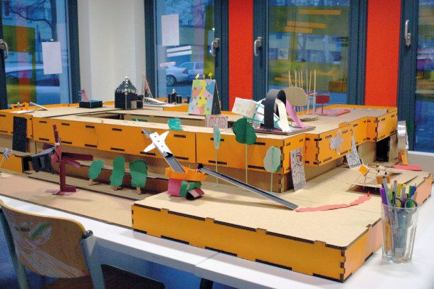 An einem Pappmodell konnten die Kinder ihre Ideen für die alte Schule umsetzen. Foto: Schnell