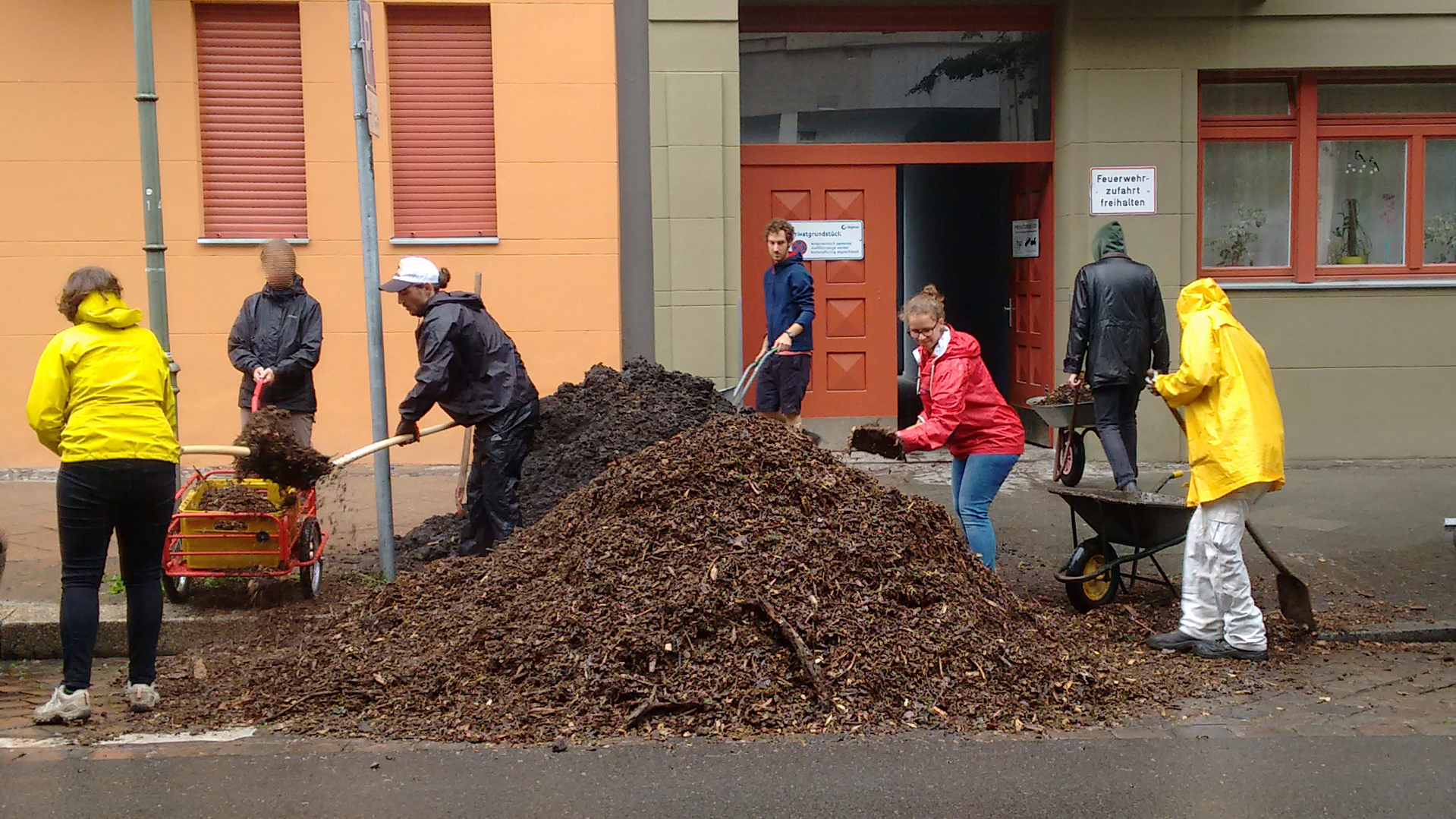 Elstergarten eröffnet: Mieter begrünen den Hinterhof