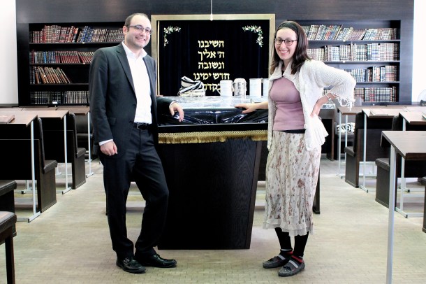 Gemeindevorstand Doron Rubin von der KAJ-Gemeinde mit Viktoria Braslavsky im Betraum der Synagoge in der Brunnenstraße.