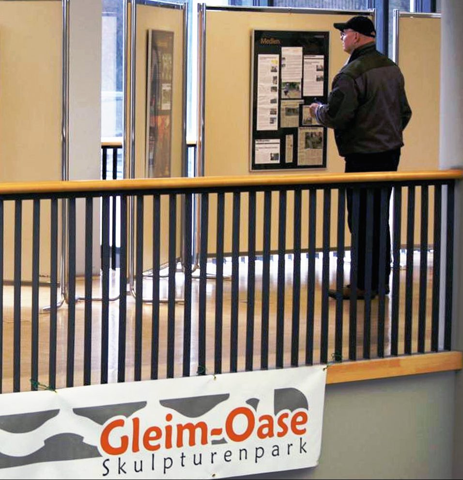 Besucher in der Ausstellung im Rathaus Mitte. Foto: Andrei Schnell