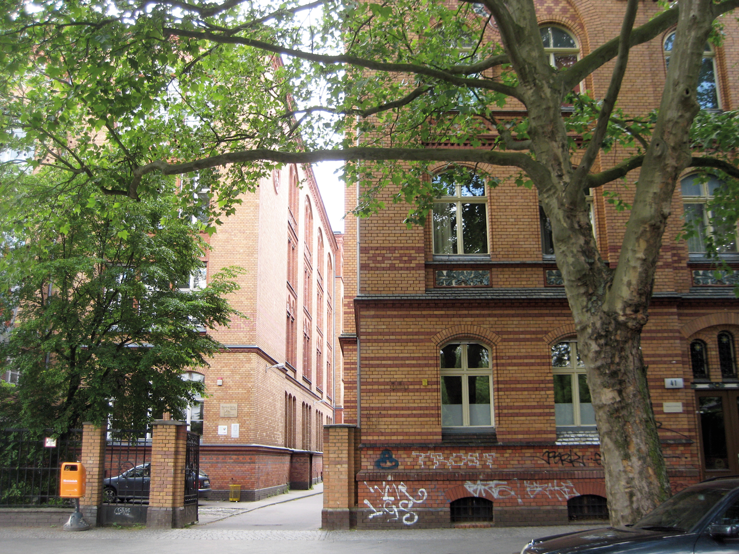 Die Gustav-Falke-Grundschule in der Strelitzer Straße. Sie soll einen modularen Erweiterungsbau erhalten. Foto: Hensel
