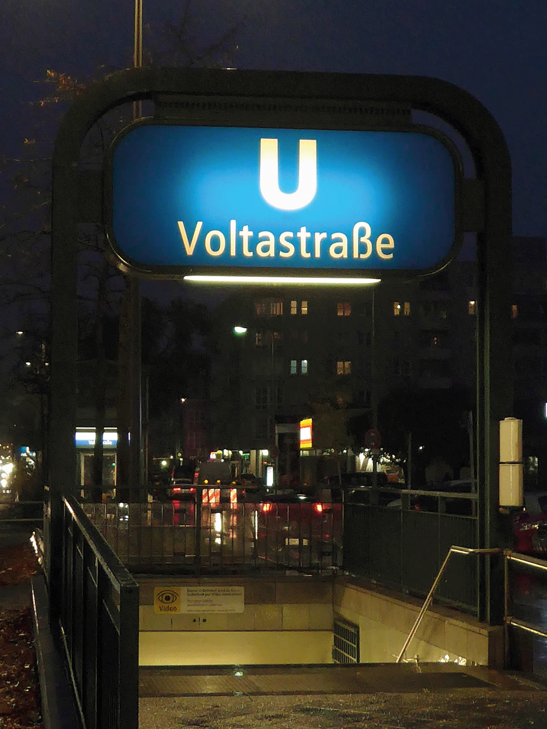 Südlicher Zugang zum U-Bahnhof Voltastraße bei Nacht. Foto: Beate Heyne