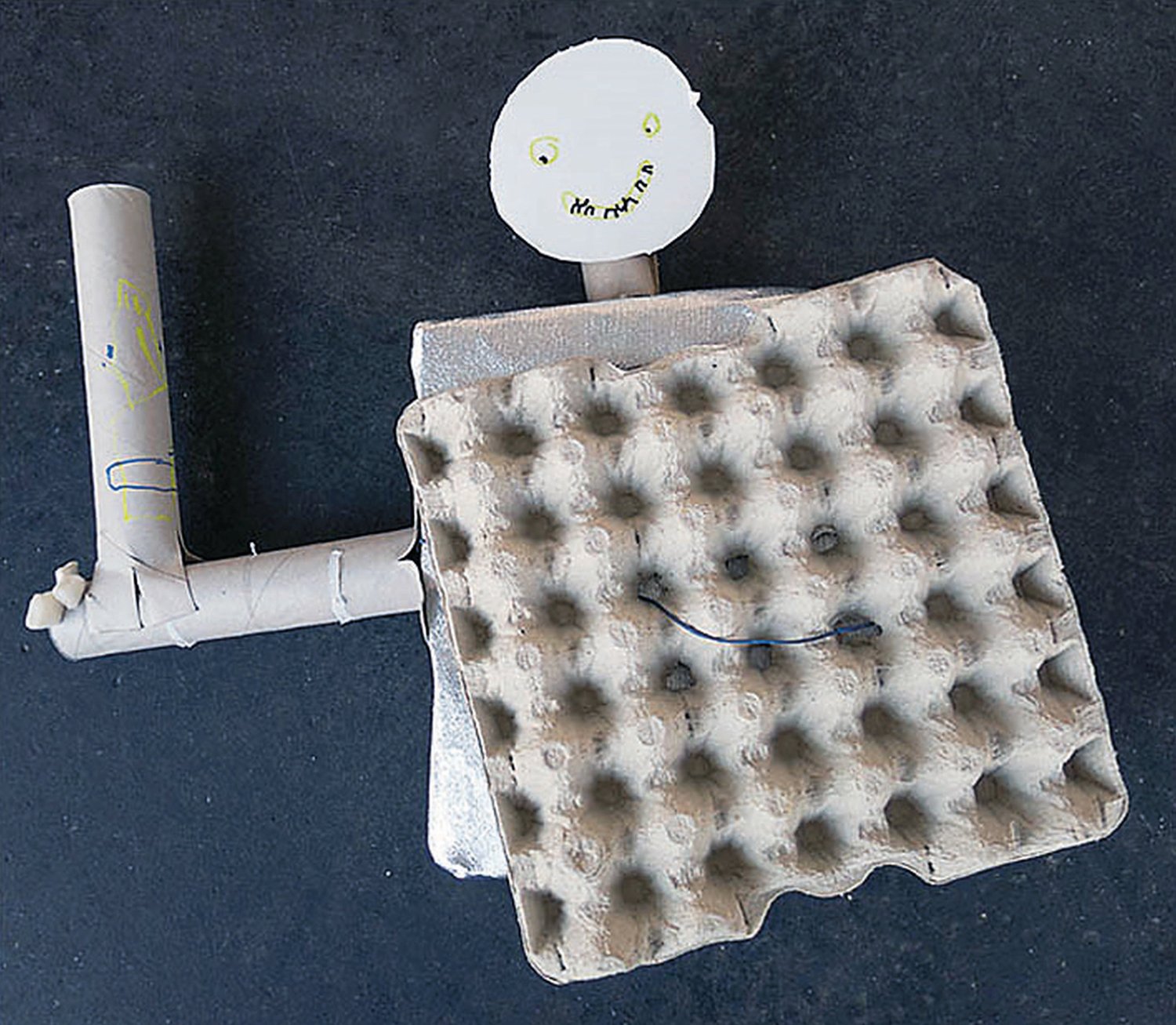 Mit Resten basteln: Das ist in der Medienwerkstatt aus Müll entstanden. Foto: Sulamith Sallman
