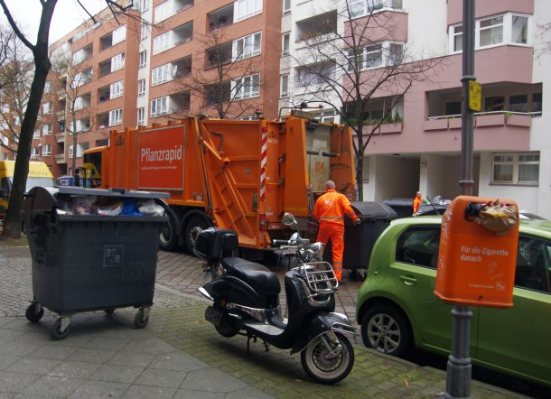 Die Müllabfuhr ist unterwegs im Brunnenviertel. Foto: Beate Heyne