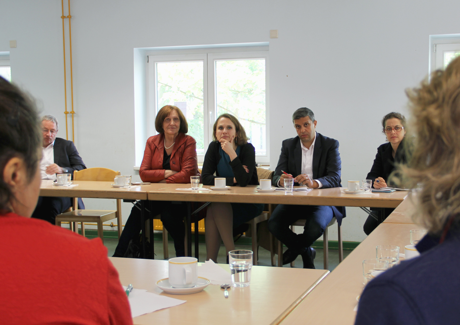 Aufmerksame Zuhörer aus der Politik: Ana-Anica Waldeck (v.r.), Maja Lasic und Raed Saleh. Foto: Hensel