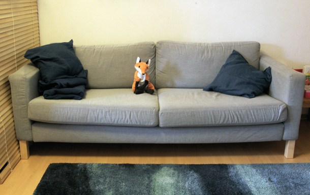 Erst Wohnzimmer, dann BSR-Hof. An den Straßenrand gehört ein Sofa aber niemals! Foto: D. Hensel
