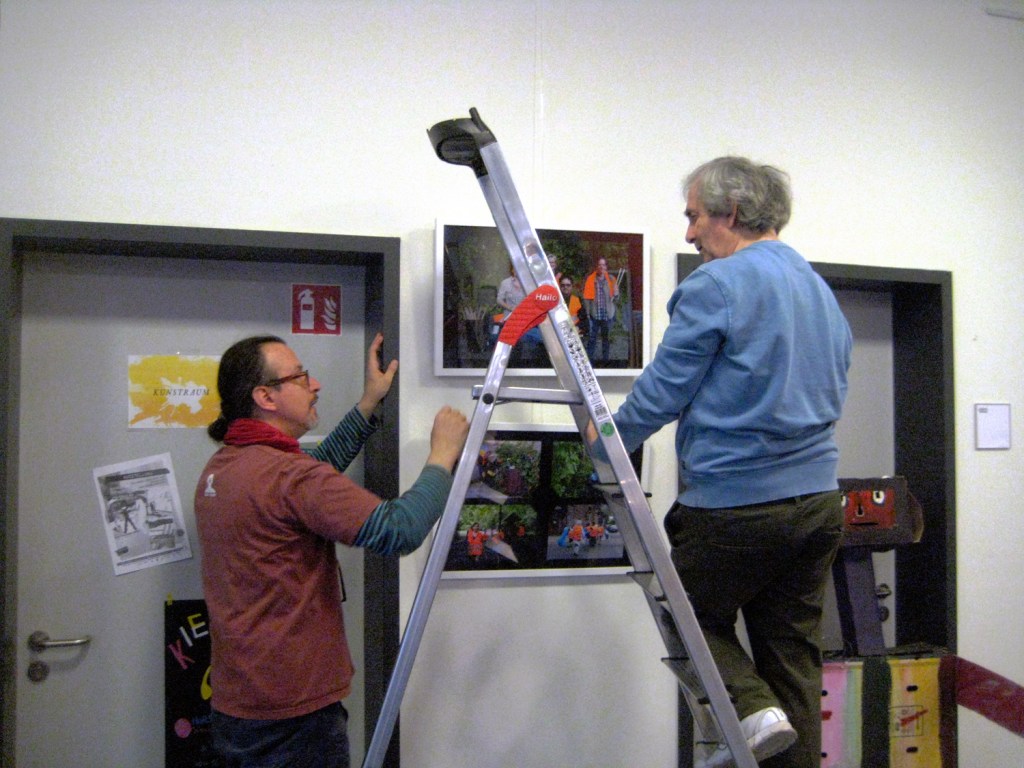 Kiezfotograf Michael Becker (r.) mit Galerist Enkidu RankX. Foto: Hensel