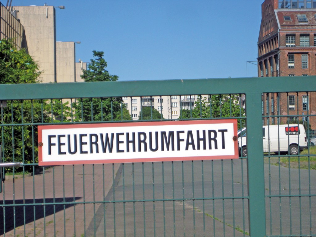 Schild: Feuerwehrumfahrt