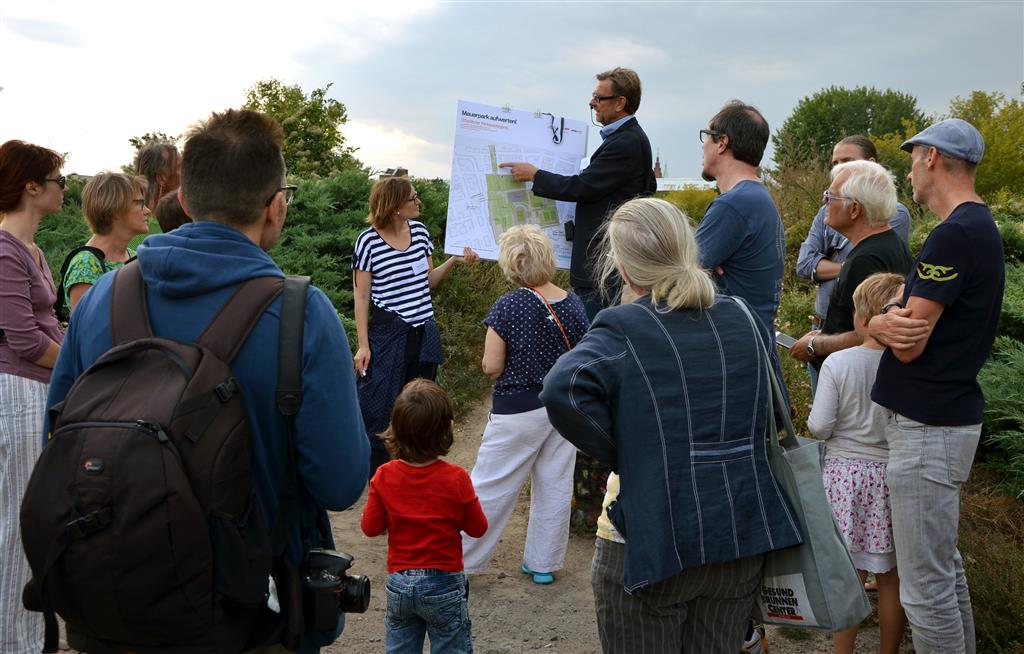 Beim Parkspaziergang im Mauerpark. Foto: Michael Becker