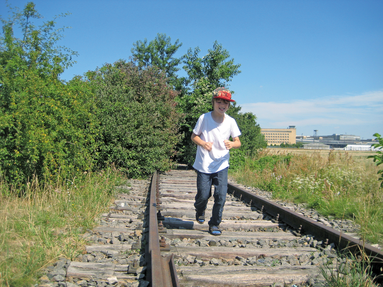 Autor Jakob auf dem Tempelhofer Feld. Foto: D. Hensel