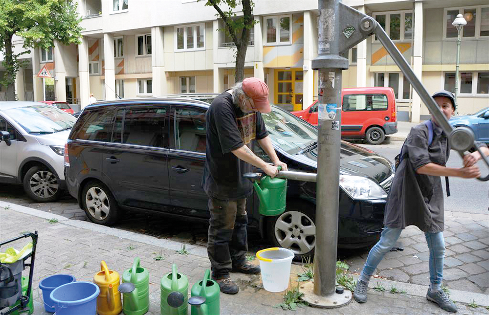 In diesem heißen und trockenen Sommer gehörte das Gießen zur täglichen Pflicht. Foto: Michael Becker