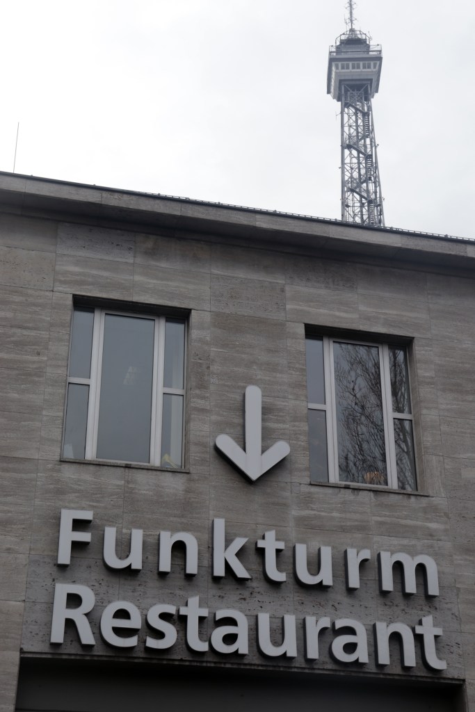Hier geht es zum Funkturm-Restaurant. Foto: Jakob Hensel