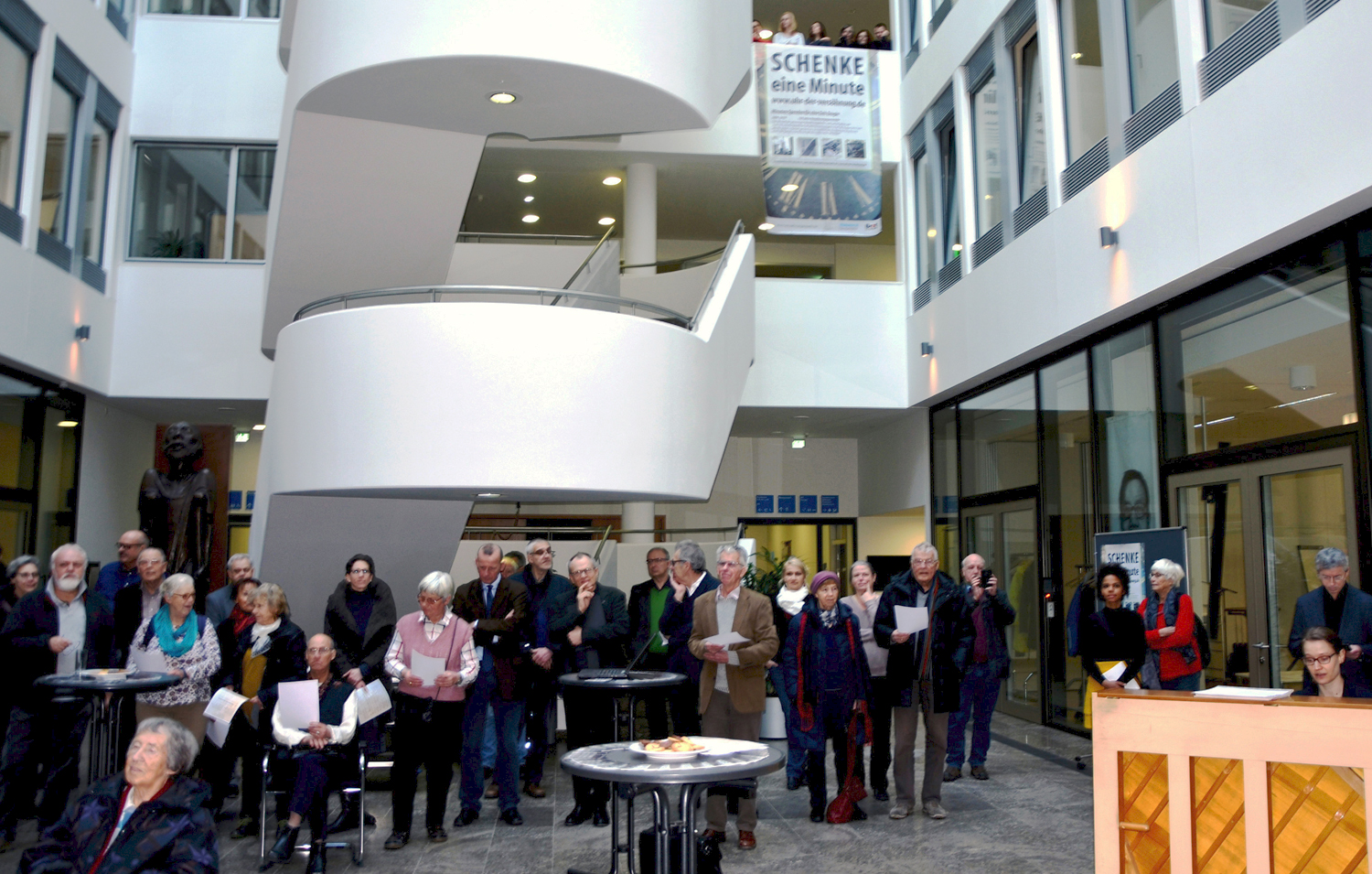 Das Foyer des Hauses des Diakonie in der Caroline-Michaelis-Straße. Hier soll das Uhrwerk wieder ticken, wenn genug Spenden für die Turmuhr zusammenkommen. Foto: Michael Becker