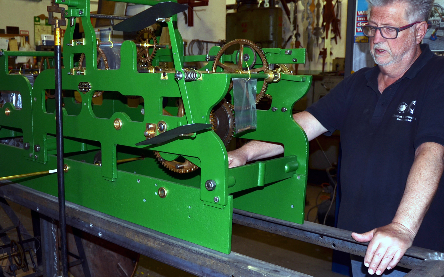 Horst Bittner arbeitet am Uhrwerk. Foto: Michael Becker