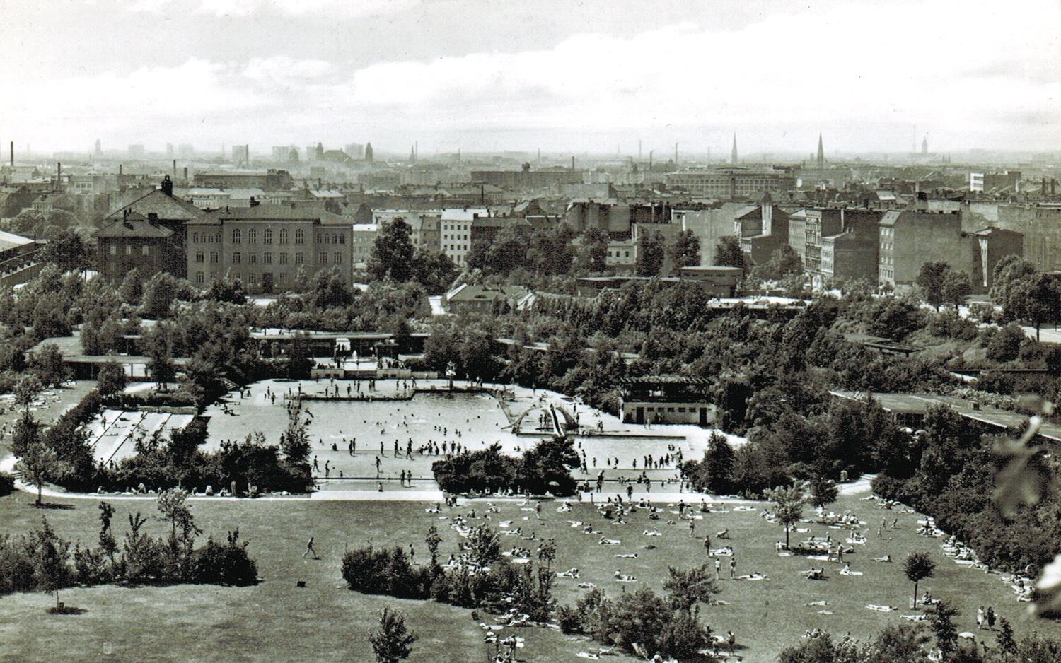 Blick von der Humboldthöhe auf das neu erbaute Sommerbad. Im Hintergrund sind Häuser der Wiesen- und der Hochstraße zu sehen, 1950er Jahre. Foto: Sammlung Ralf Schmiedecke