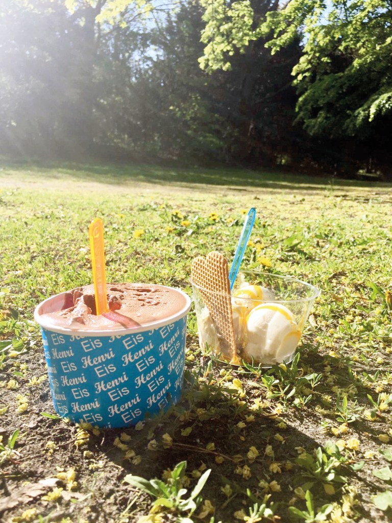 Eis im Becher
