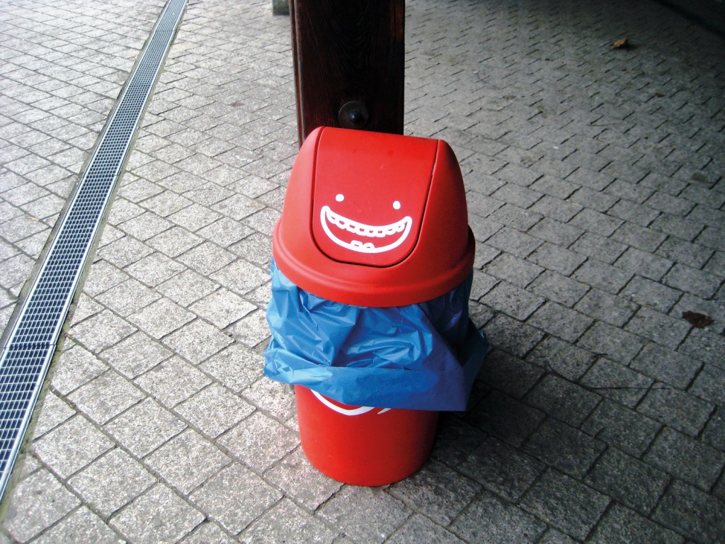Mülleimer mit aufgemaltem Gesicht