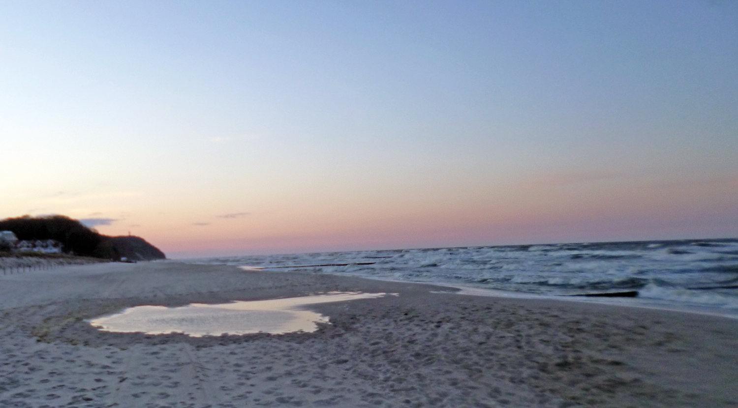 Ostsee mit Streckelsberg. Foto: Corinna Neinaß