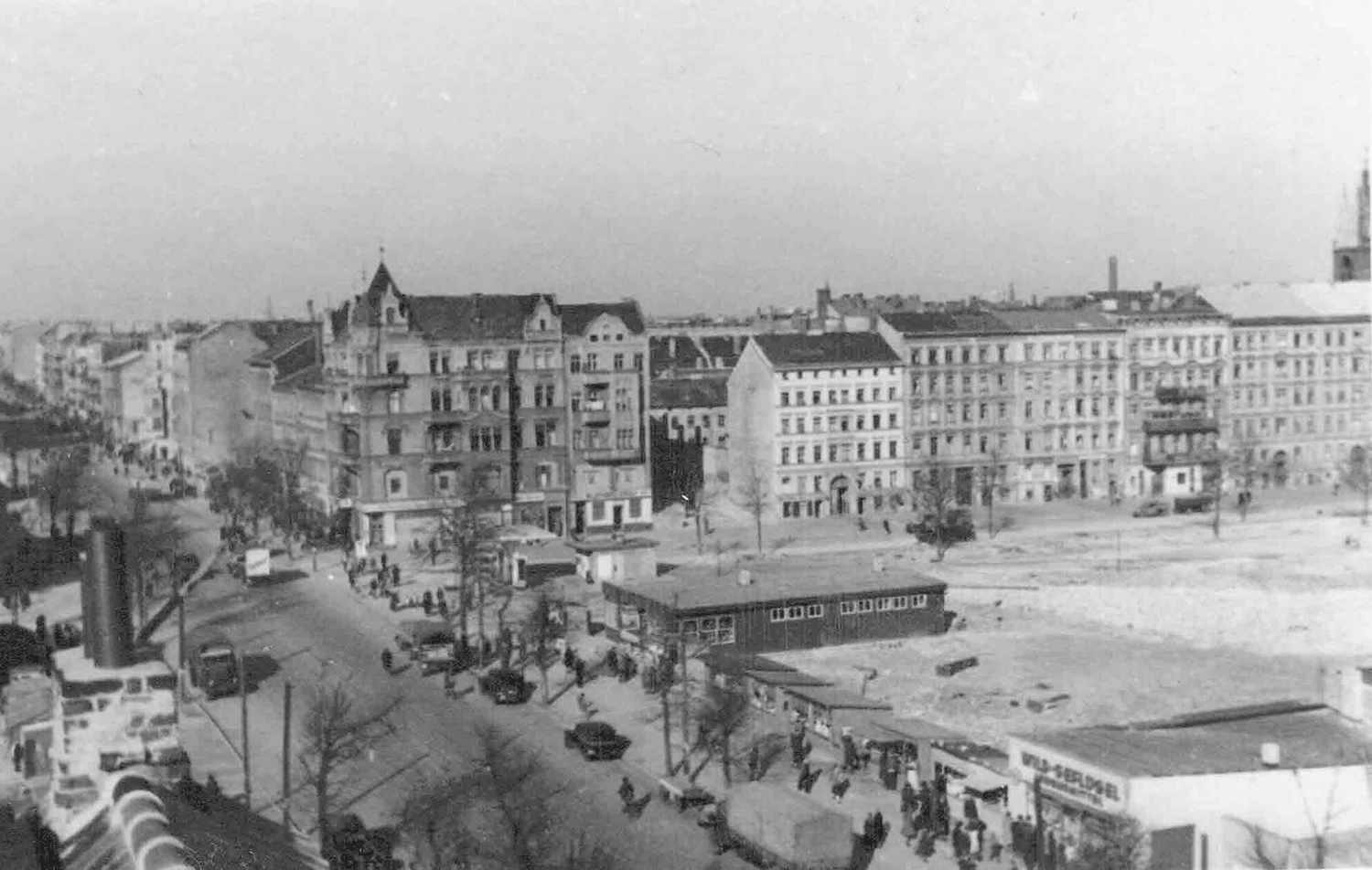 Brunnen-/Ecke Stralsunder Straße um 1950: Nach der Trümmerbeseitigung wurden auf dem Areal zunächst provisorische Flachbauten errichtet. Foto: Sammlung Ralf Schmiedecke