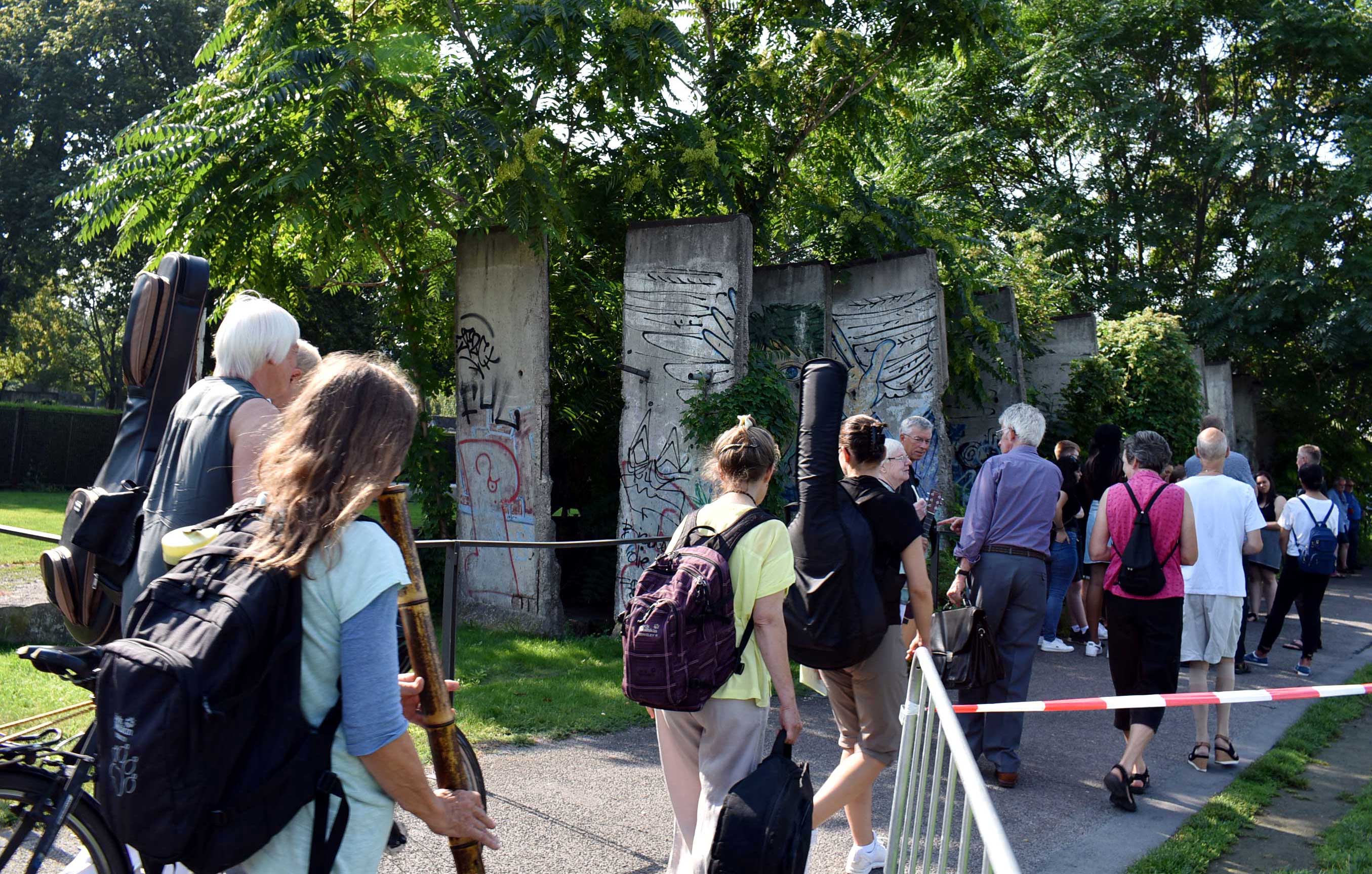 Gang entlang der früheren Berliner Mauer