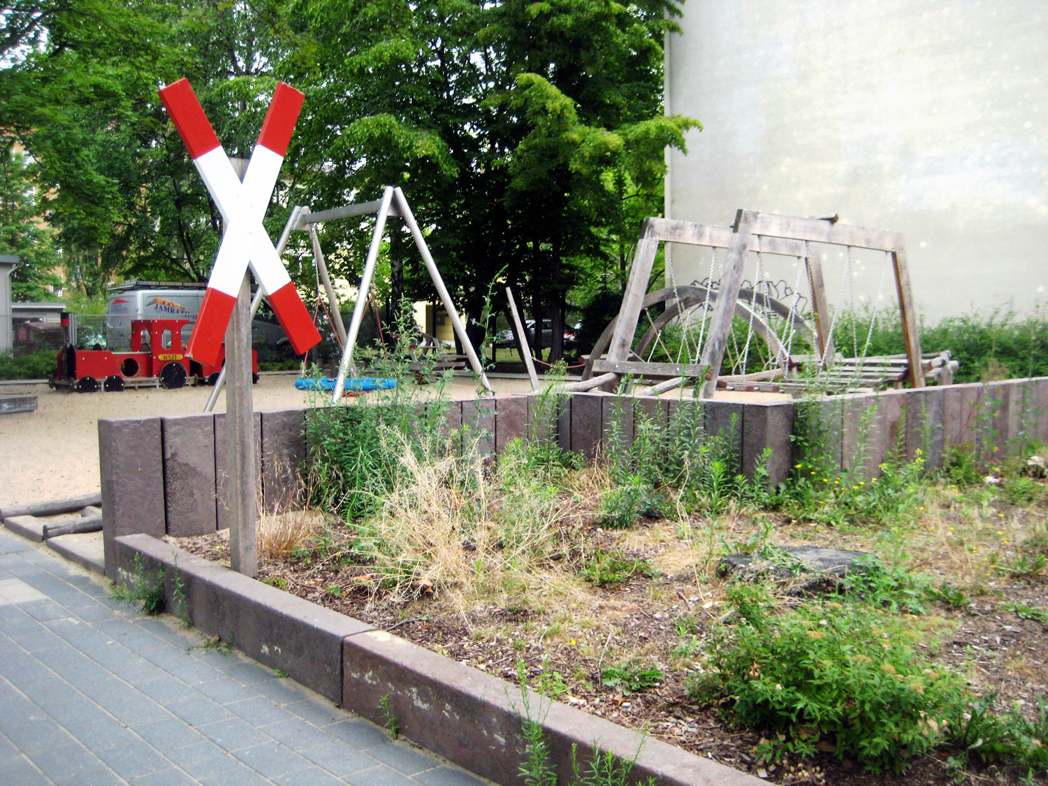 Ein Andreaskreuz gibt es auf dem Lokspielplatz. Foto: Jakob Hensel