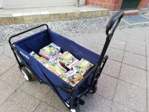 Die Kiezmagazine werden mit einem Wagen im Kiez verteilt. Foto: Hensel