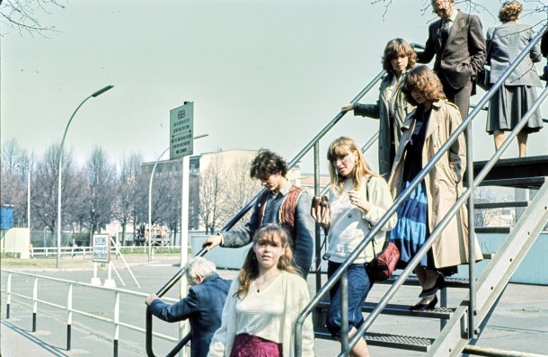 Susanne Haun an der Berliner Mauer