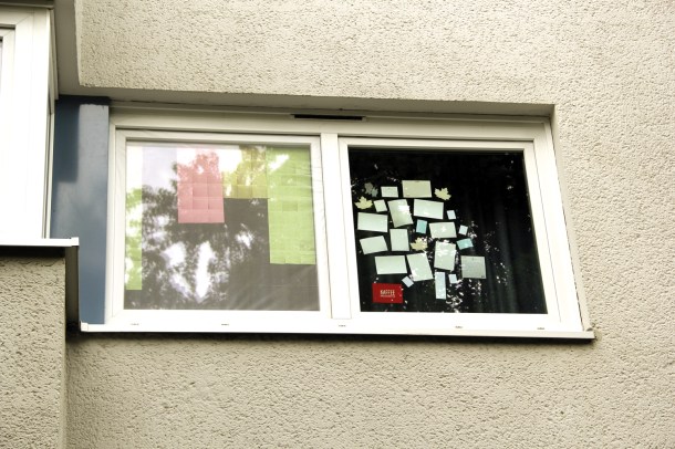 Fenster mit Klebezetteln