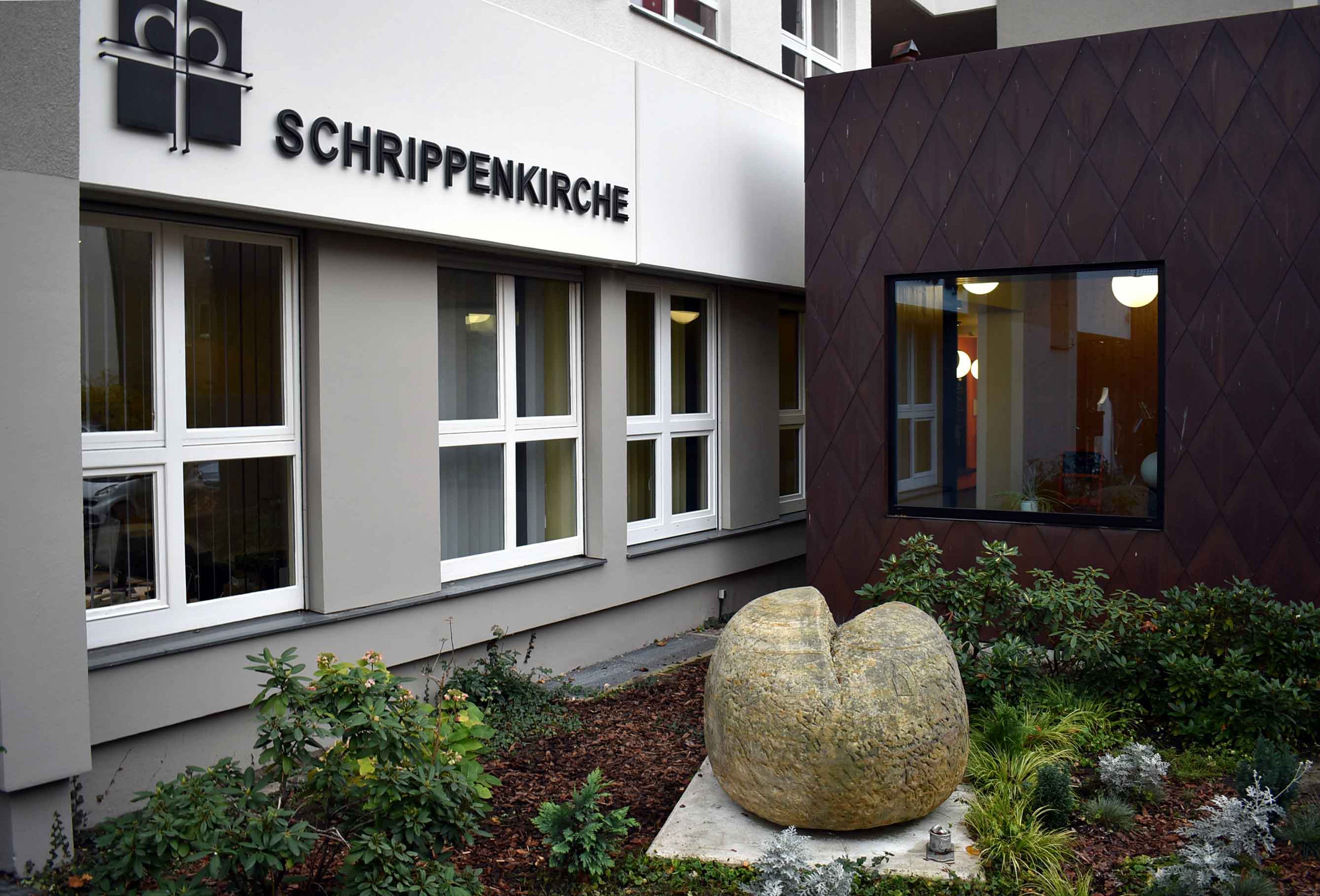 Sandsteinskulptur Schrippe vor Schrippenkirche