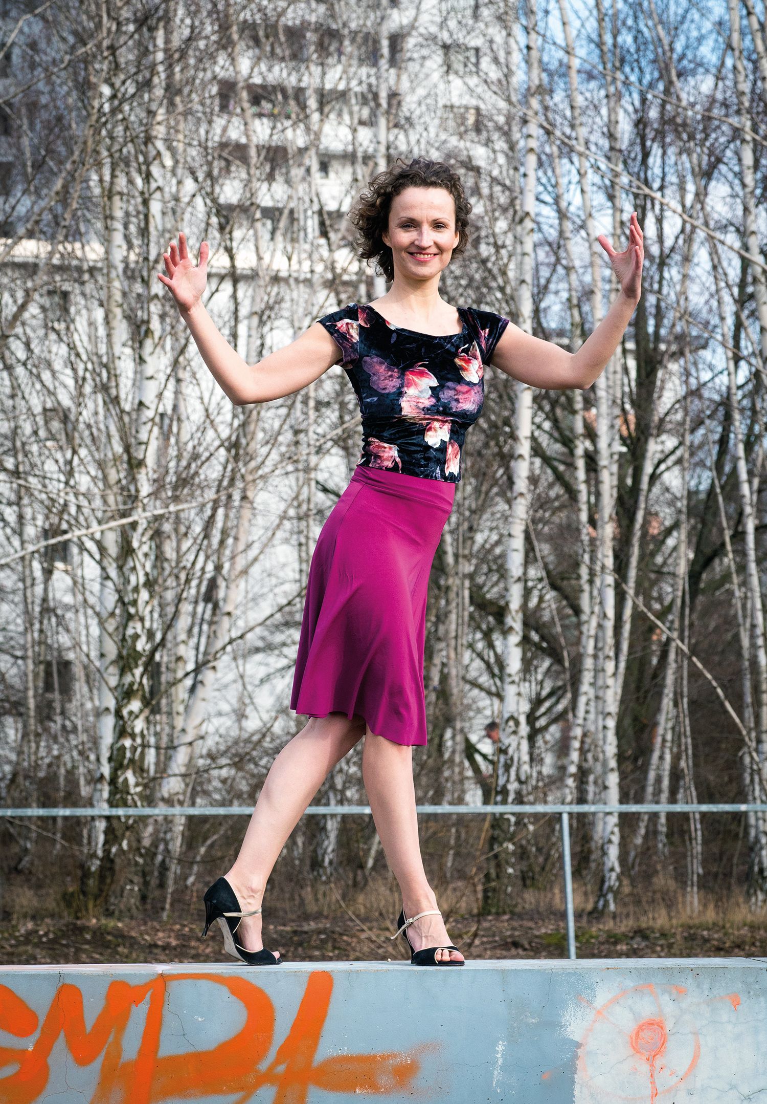 Autorin Ulrike Wronski in Tangopose im Park am Nordbahnhof. Foto: Sallmann