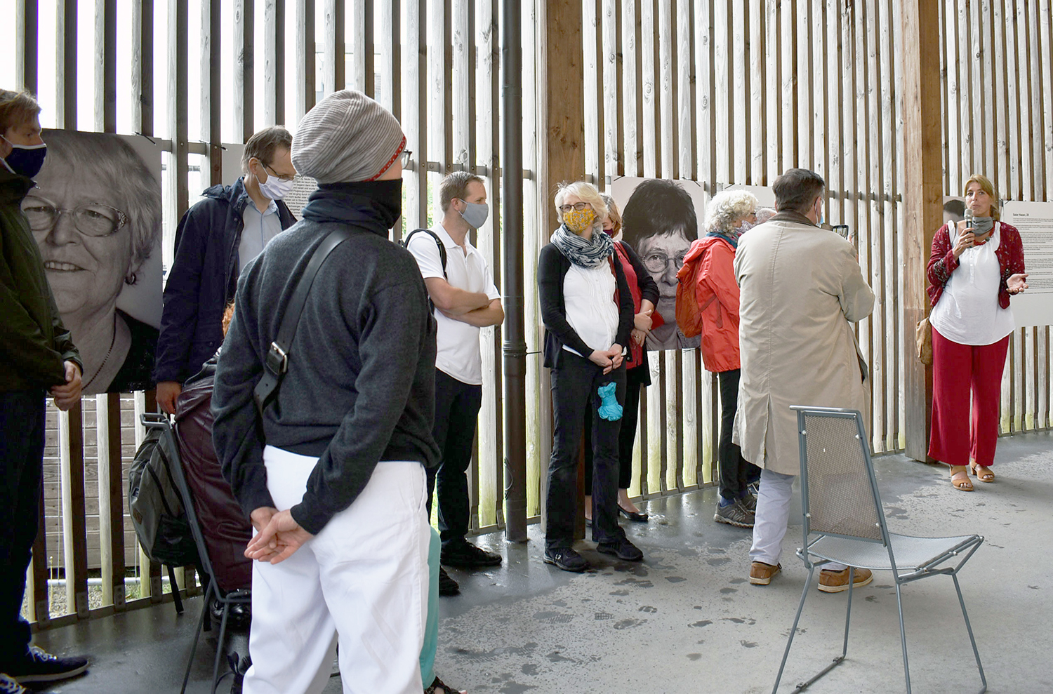 Besucher der Vernissage in der Kapelle der Versöhnung