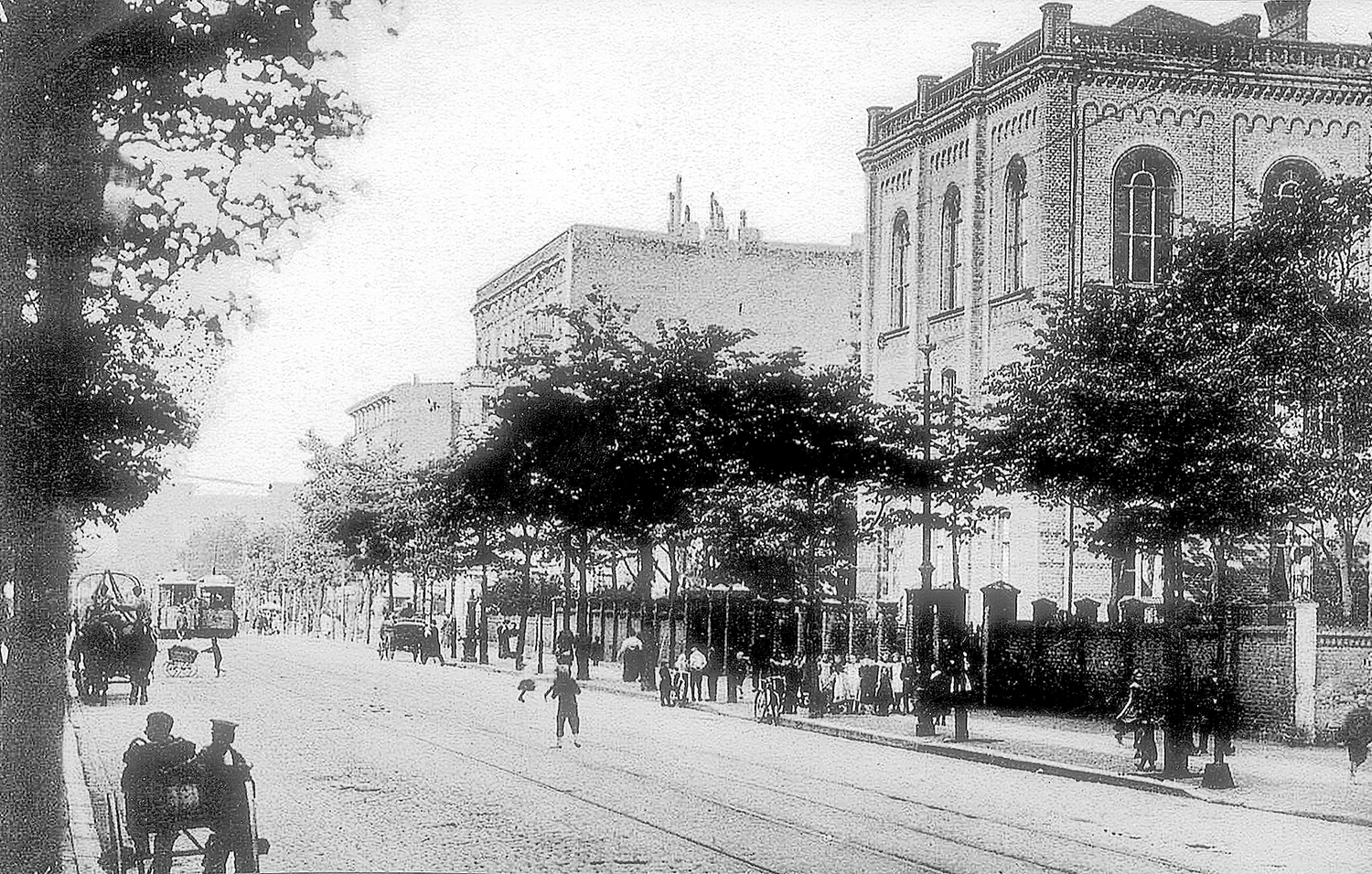 Auch die unweit des Brunnenviertels im Gesundbrunnen gelegene und unter Mitwirkung des Architekten Petersen 1864-66 erbaute 32. Gemeindeschule mit Aula und Turnhalle in der Pankstraße 47, heute „Mitte-Museum“, zählt zu den Bauten von Gerstenberg. Die Aufnahme stammt von 1909. Foto: Archiv Ralf Schmiedecke