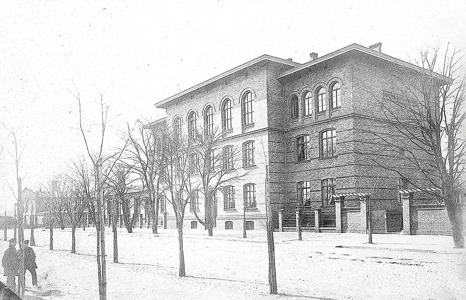 Höchstwahrscheinlich entstand nach seinen Entwürfen auch die heute noch erhaltene einstige 73. Gemeindeschule mit 16 Klassenräumen, Aula und Turnhalle in der Wiesenstraße, heute Teil der Humboldthain-Grundschule, die aber erst unter der Ägide seines Nachfolgers erbaut und am 10. August 1876 eröffnet wurde. Foto um 1896, Archiv Ralf Schmiedecke