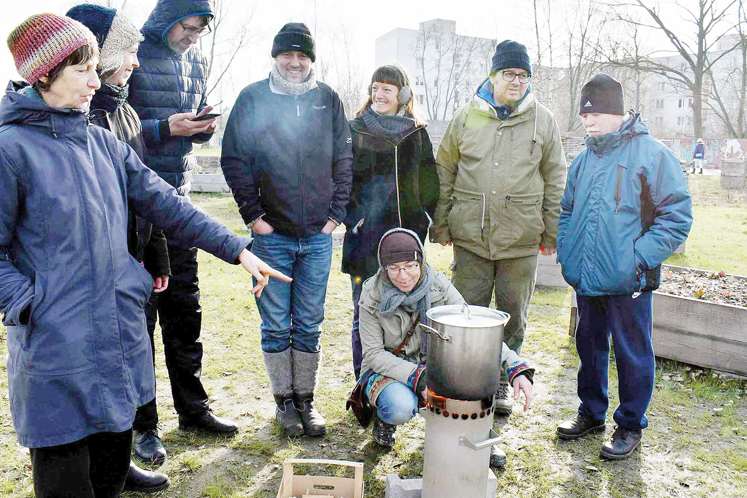Kochen unter freiem Himmel im Mauergarten