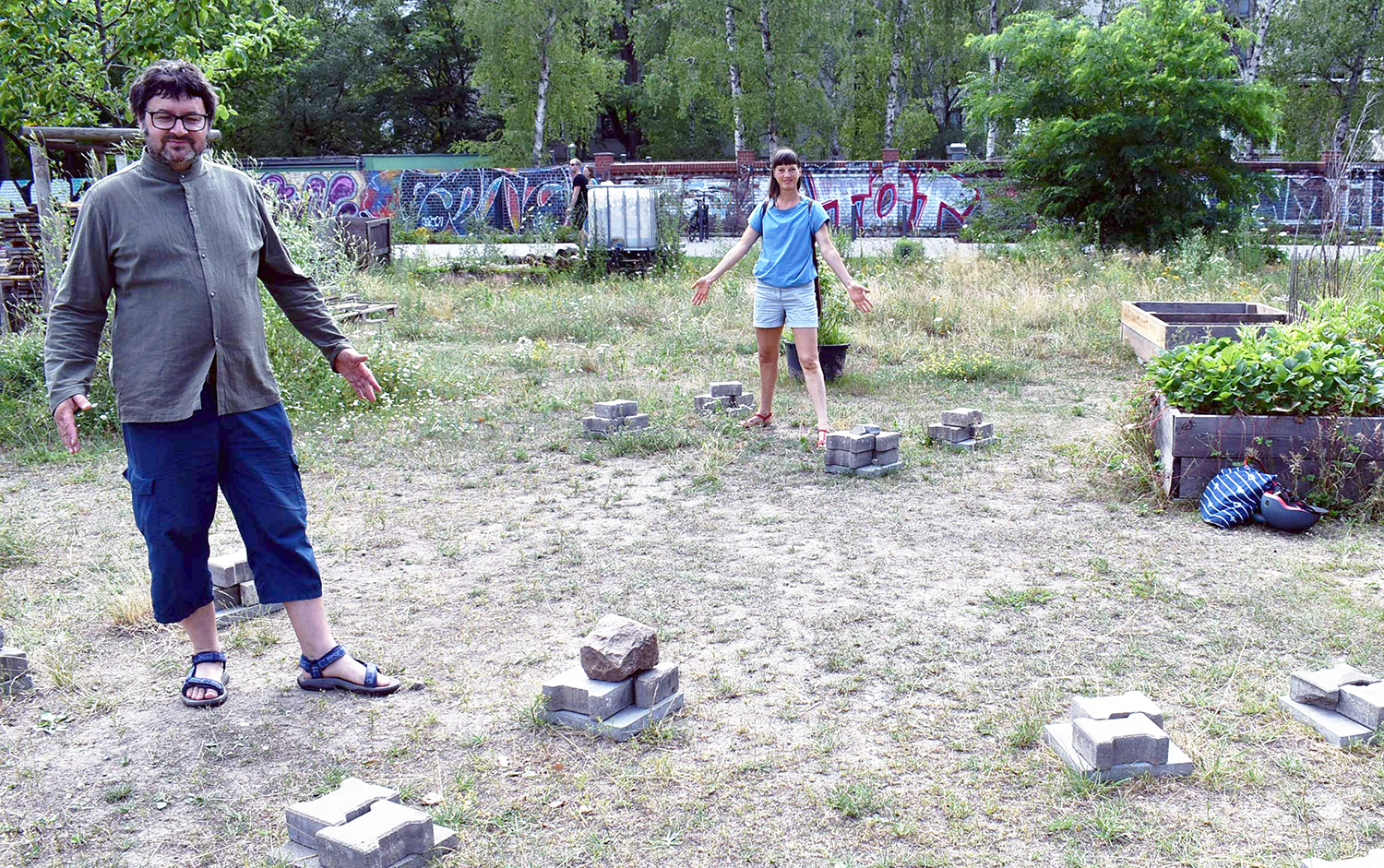 Zwei Aktive im Mauergarten
