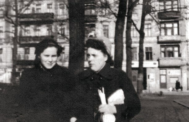 Ein Foto mit der Verstorbenen auf dem Vinetaplatz aus dem Jahr 1953. 