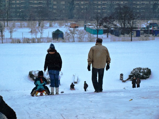 Schnee im Mauerpark. Am Hang wird gern gerodelt.
