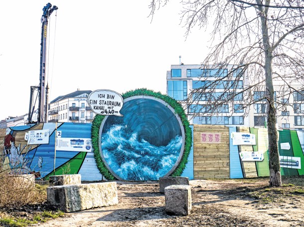 Ein bemalter Bauzaun im Februar 2018. Dahinter entstand ein Stauraumkanal der Berliner Wasserbetriebe.
